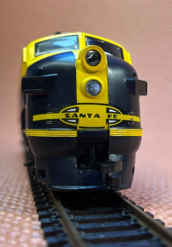 HO Diesel Locomotive Santa FE, Blue Yellow Model Railroad WORKs lot 5-3 bin2