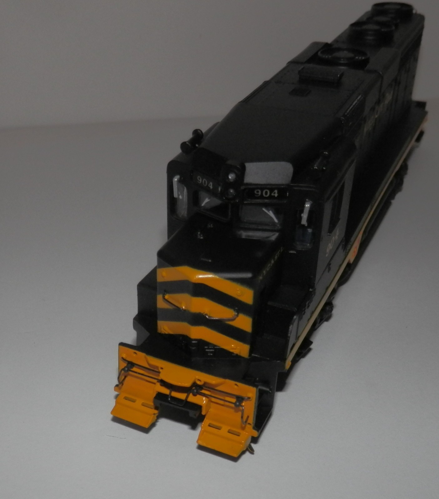 Spectrum HO Scale POWERED Nickel Plate Road 904 EMD GP30 Diesel #82028
