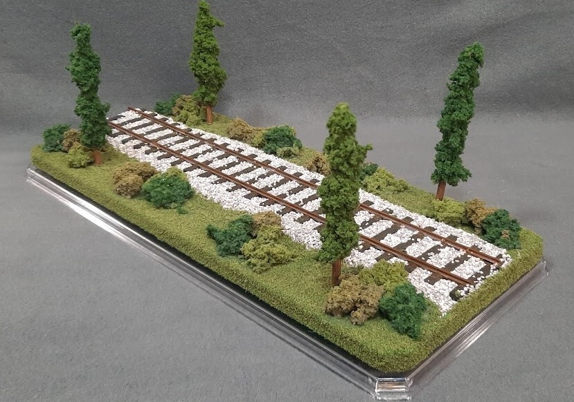 O SCALE – 16″ SINGLE TRACK- “SUMMER SCENE” DISPLAY CASE- FOR ANY O SCALE TRAINS