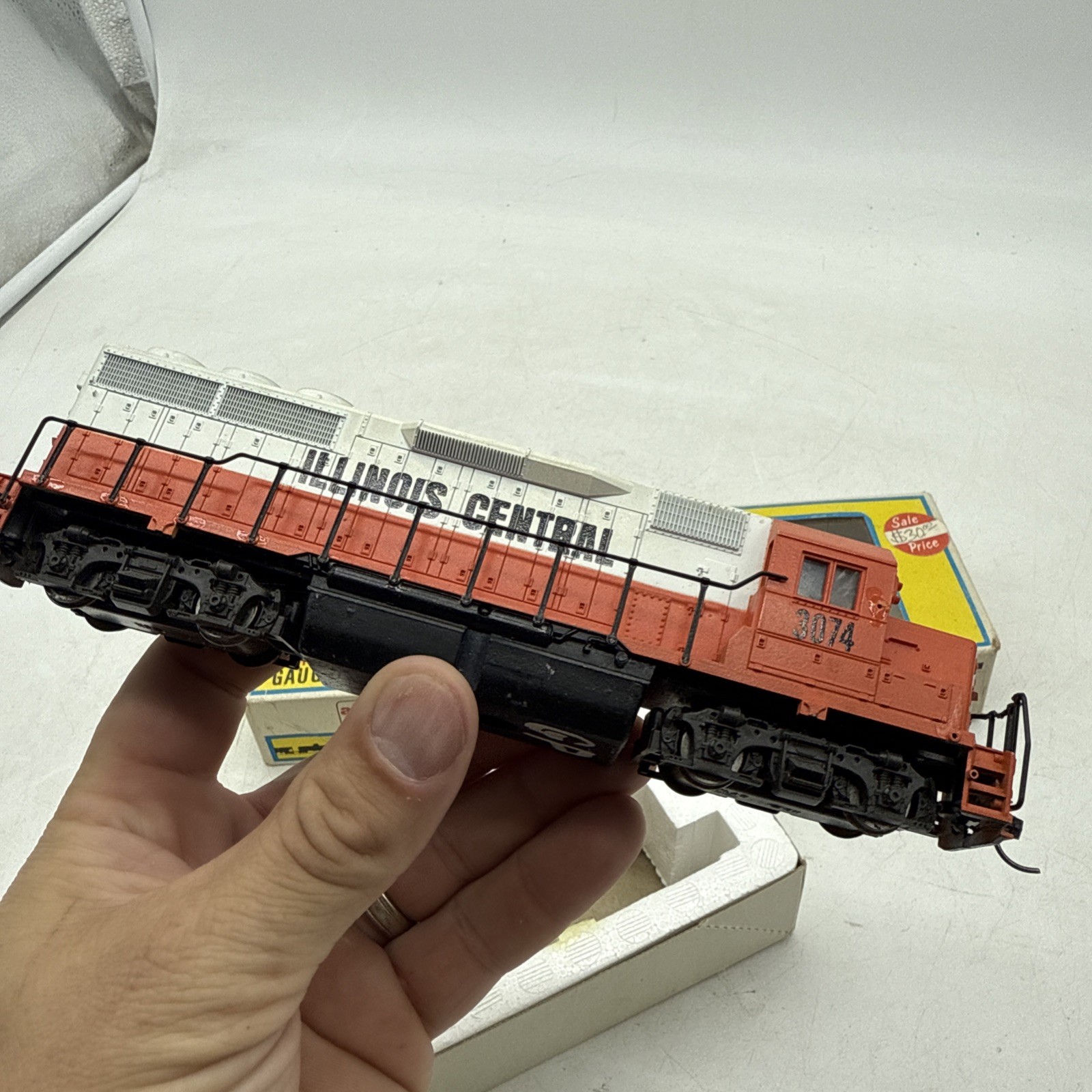 HO scale Atlas GP40 Motorized Illinois Central deisel #3074