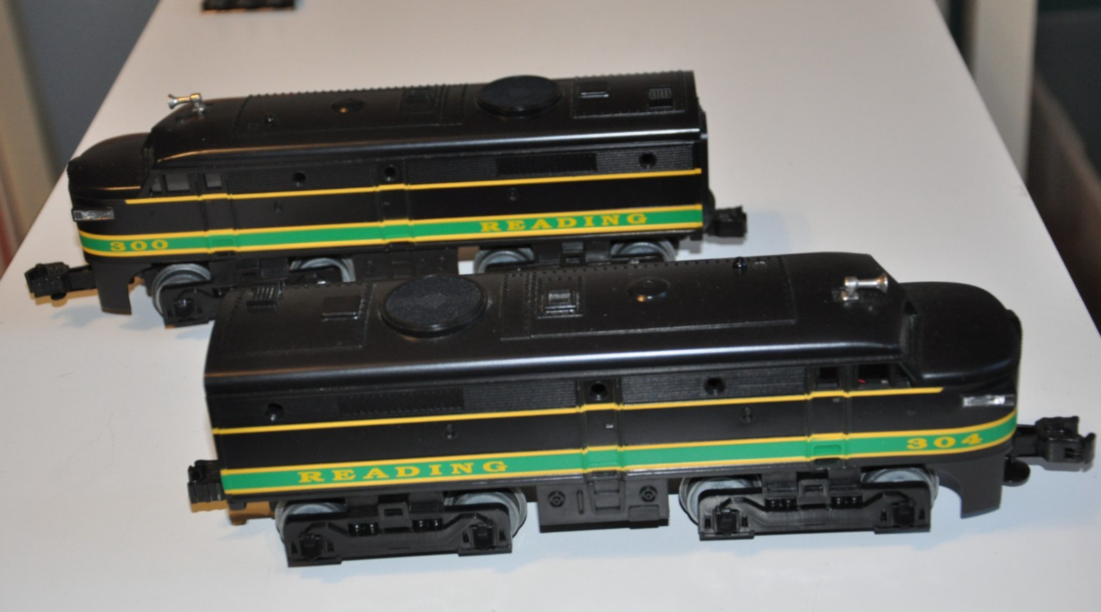 Nice Vtg LIONEL 6-18934 READING FA-2 Alco A-A Diesel Locomotive Set 300/304 READ