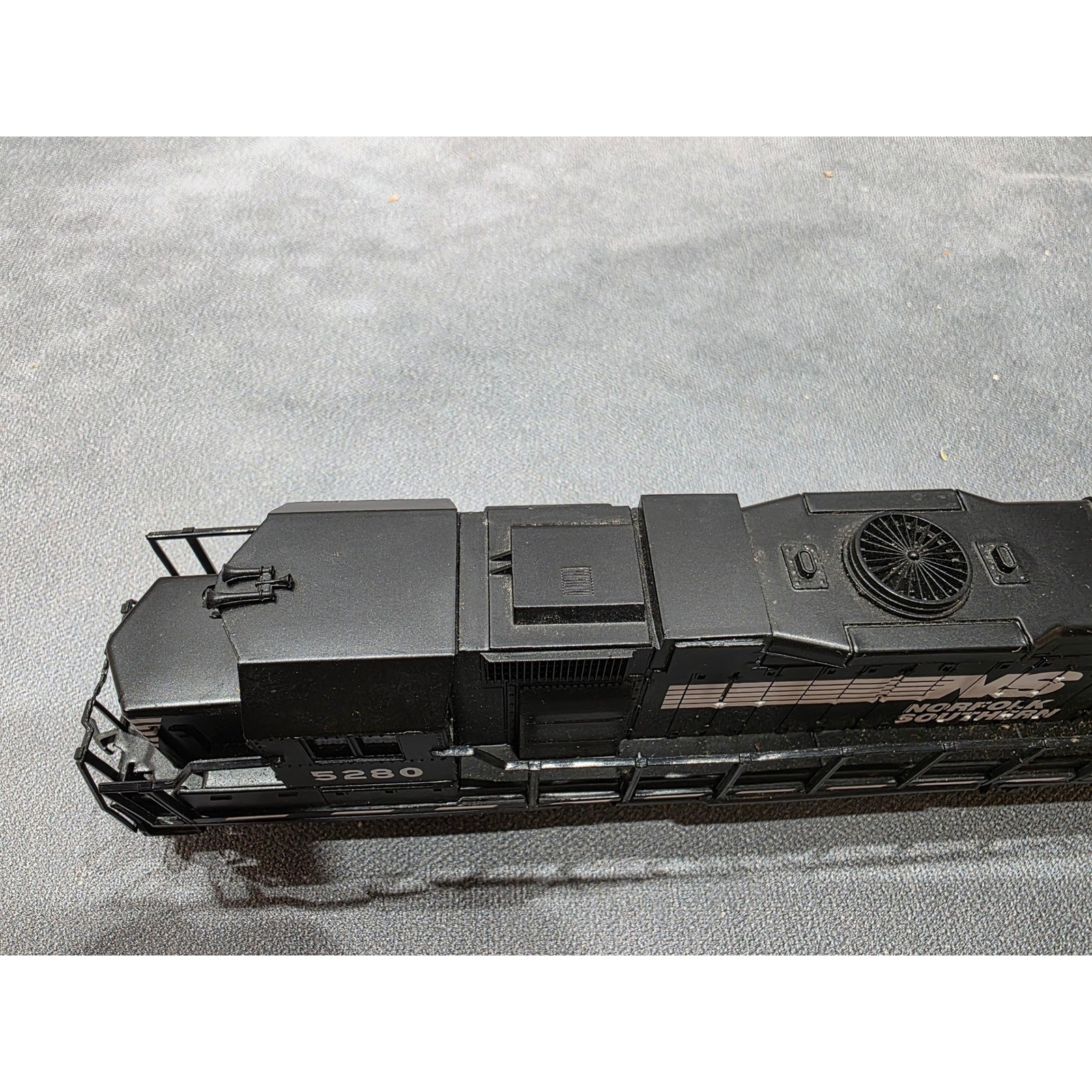 Norfolk Southern 5280 Diesel Locomotive Model Train Black White NS Livery