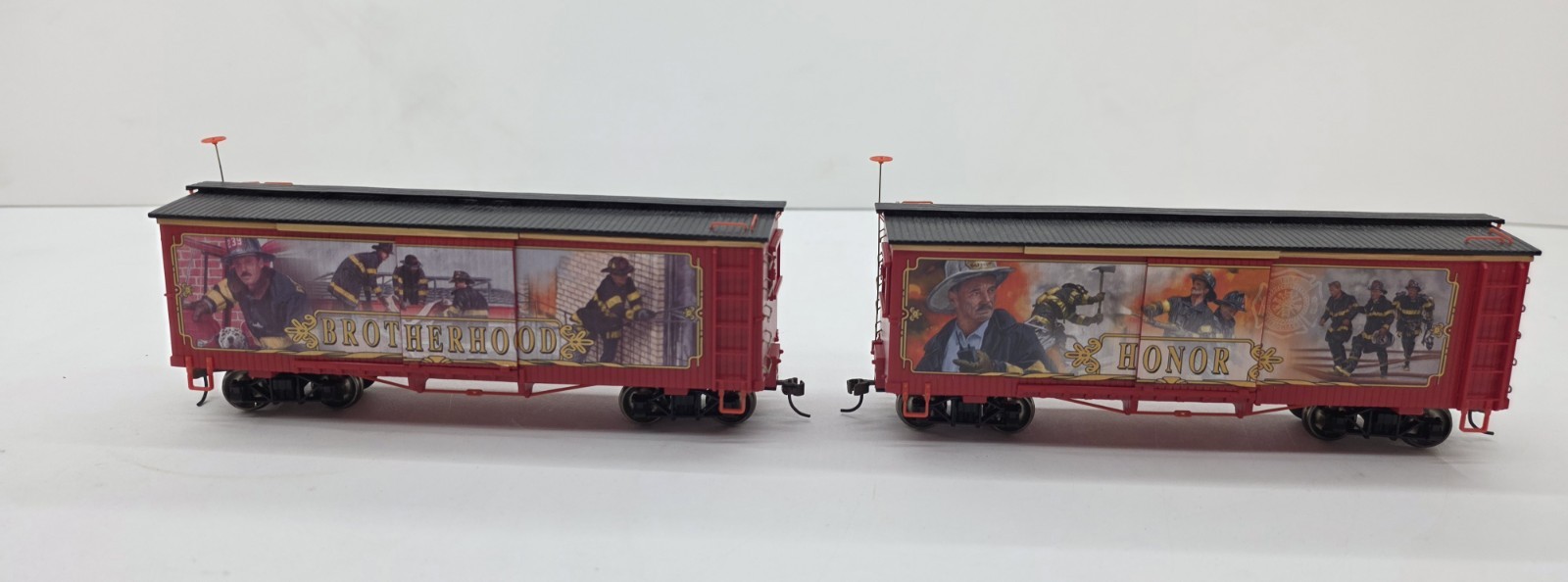 Hawthorne Village Fire Fighters Heroes Express Locomotive, Tender and Cars On30