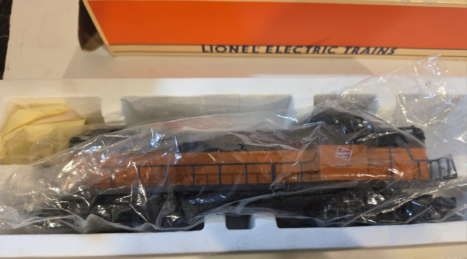 Lionel 6-18833 Milwaukee Road RS-3 Diesel Locomotive 3-rail O Gauge Original Box