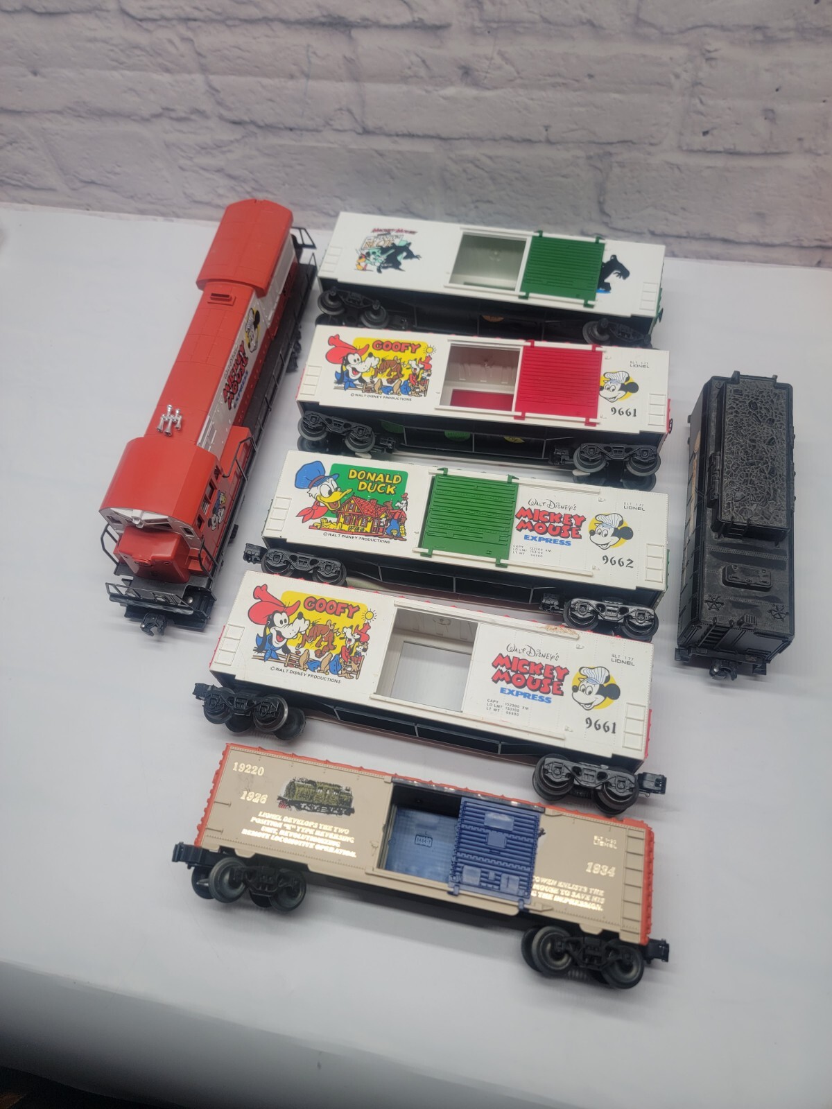 LIONEL 6-8773 MICKEY MOUSE EXPRESS U36B O.B C-8. O GAUGE WITH PASSANGER CARS