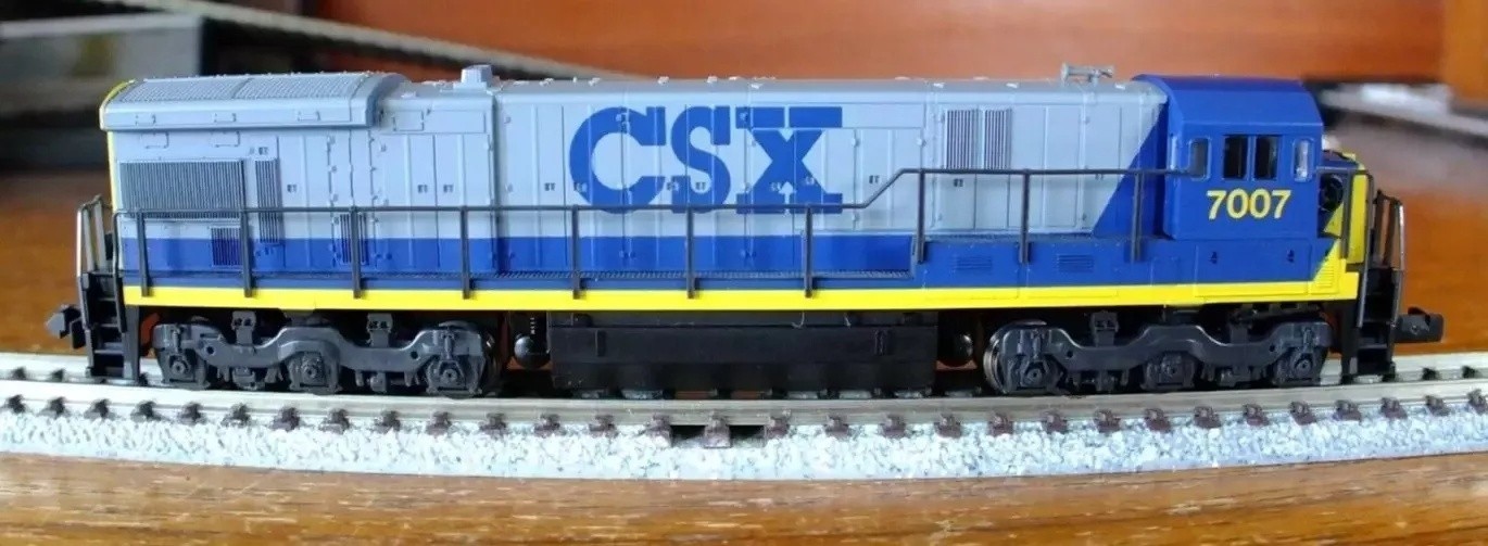 Kato 176-307 N gauge GE C30-7 diesel loco in grey & blue CSX livery