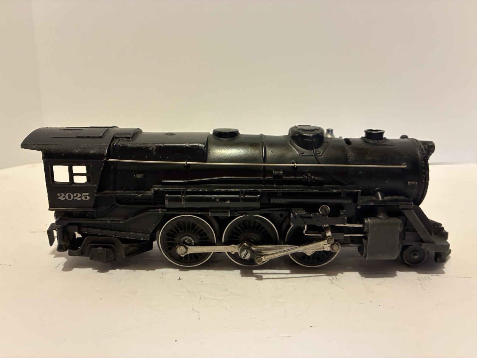 Lionel Post War 2025 Locomotive and Whistle Tender Tested See Description. Nice