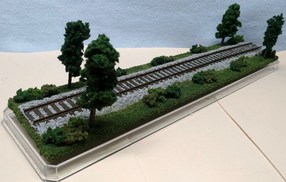 HO SCALE 16″ SINGLE TRACK HO TRAIN DISPLAY CASE -SUMMER SCENE FOR ANY HO