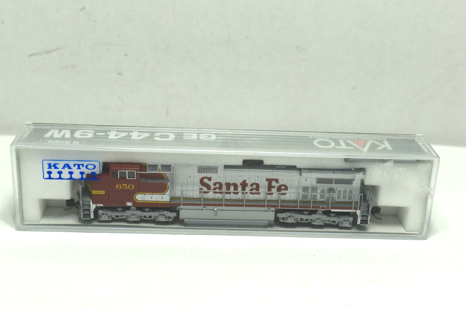 Koto N Gauge Santa Fe #650 GE C44-9W Red & Gray