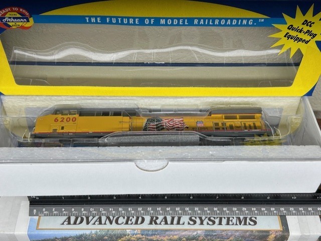 UNION PACIFIC- AC4400 ” BUILDING AMERICA FLAG ” LOCO- DC/DCC ready HO Scale NEW