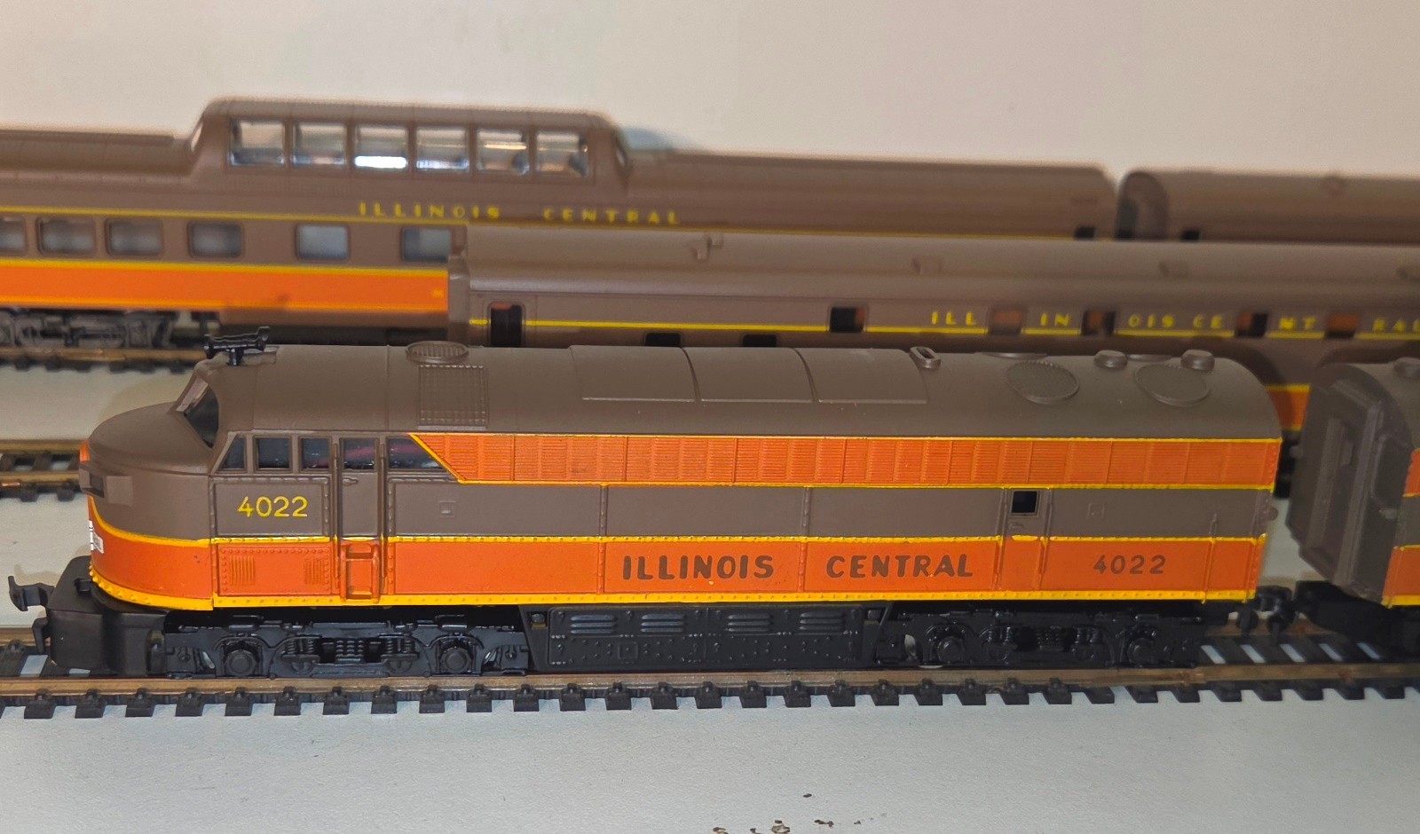 AHM Rivarossi HO Illinois Central FM C-Liner Diesel Locomotives 4022 w/ (3) Cars