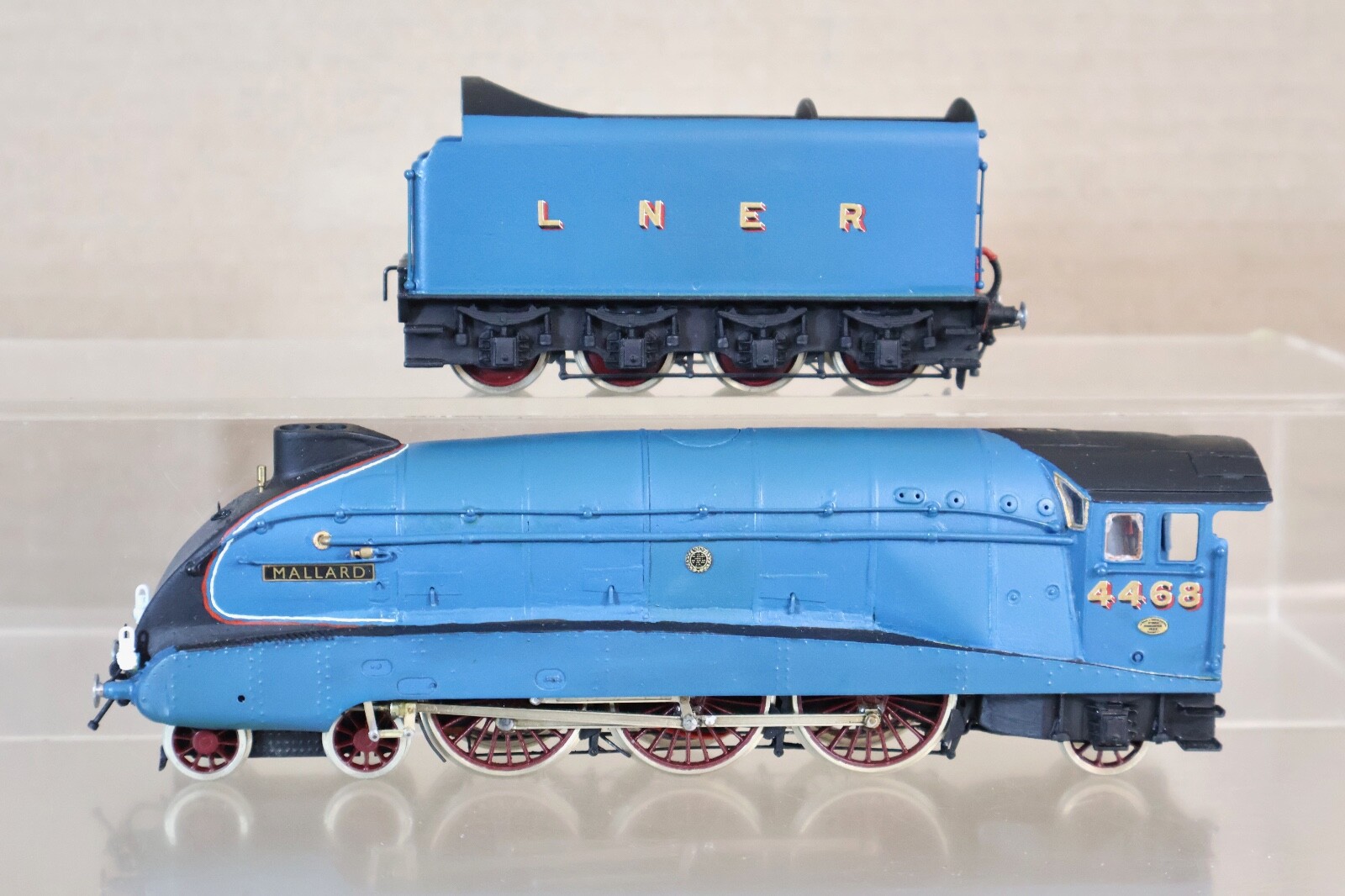 DJH PC MODELS EM GAUGE KIT BUILT LNER A4 MALLARD LOCO & 10 GRESLEY COACH oj