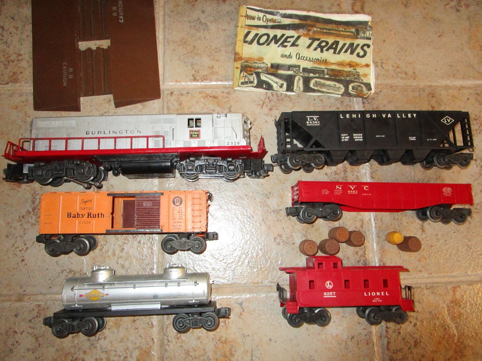 1950’S LIONEL O GAUGE 2328 BURLINGTON ROUTE GP-7 POWERED DIESEL RUNS WITH 5 CARS