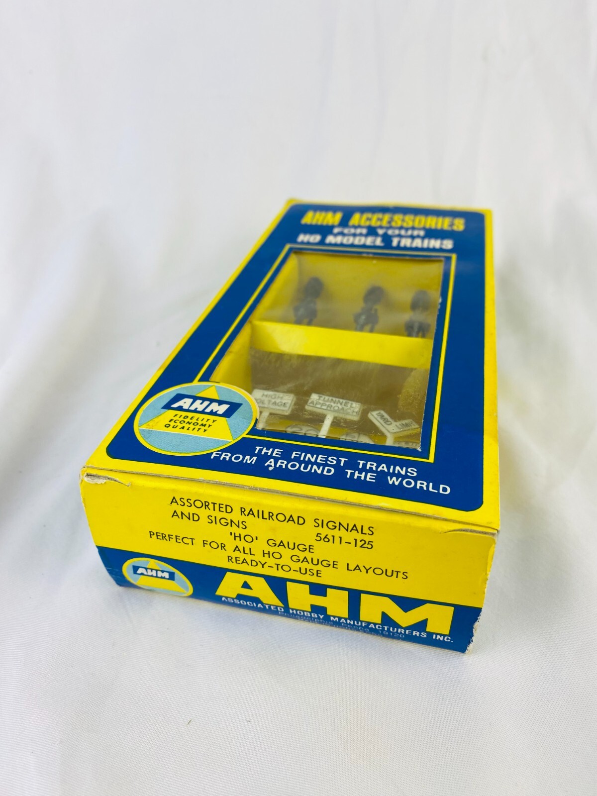 AHM Accessories for Your HO Scale Model Trains – Assorted RR & Traffic Signs