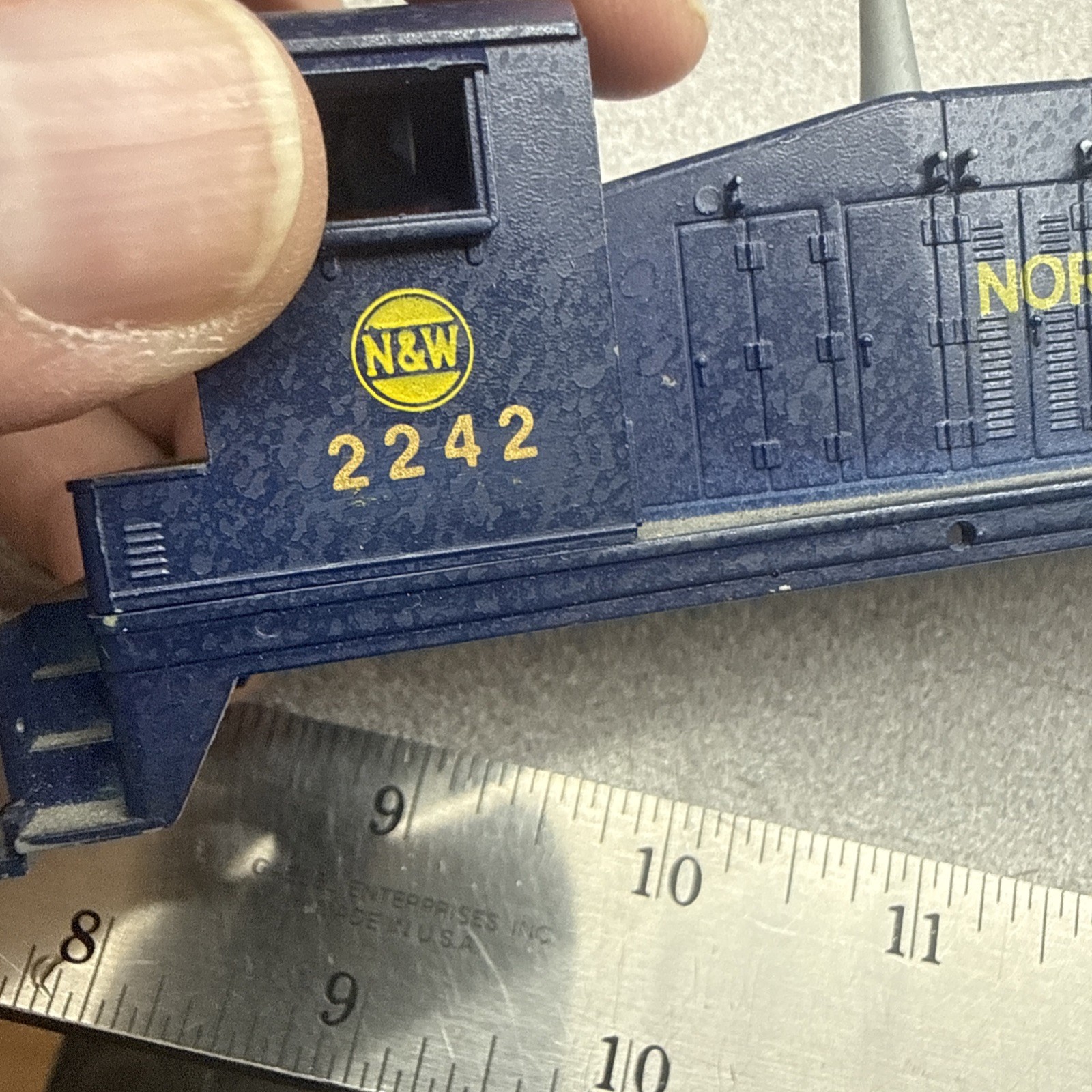 HO SHELL Norfolk & Western 2242 NW2 Switcher Maybe Revell Look Closely