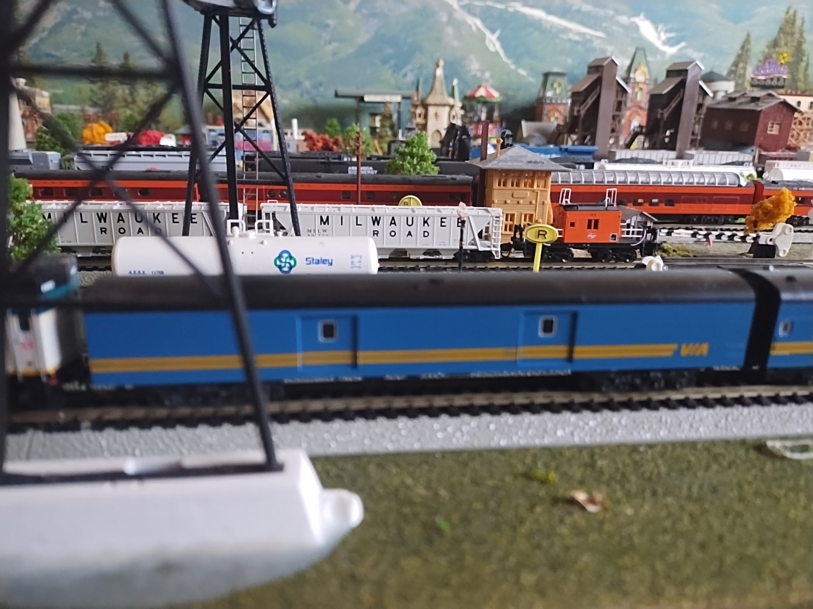 N Scale Rapido F40ph Via Rail Locomotive With DCC And Sound KatoVIApassenger Set