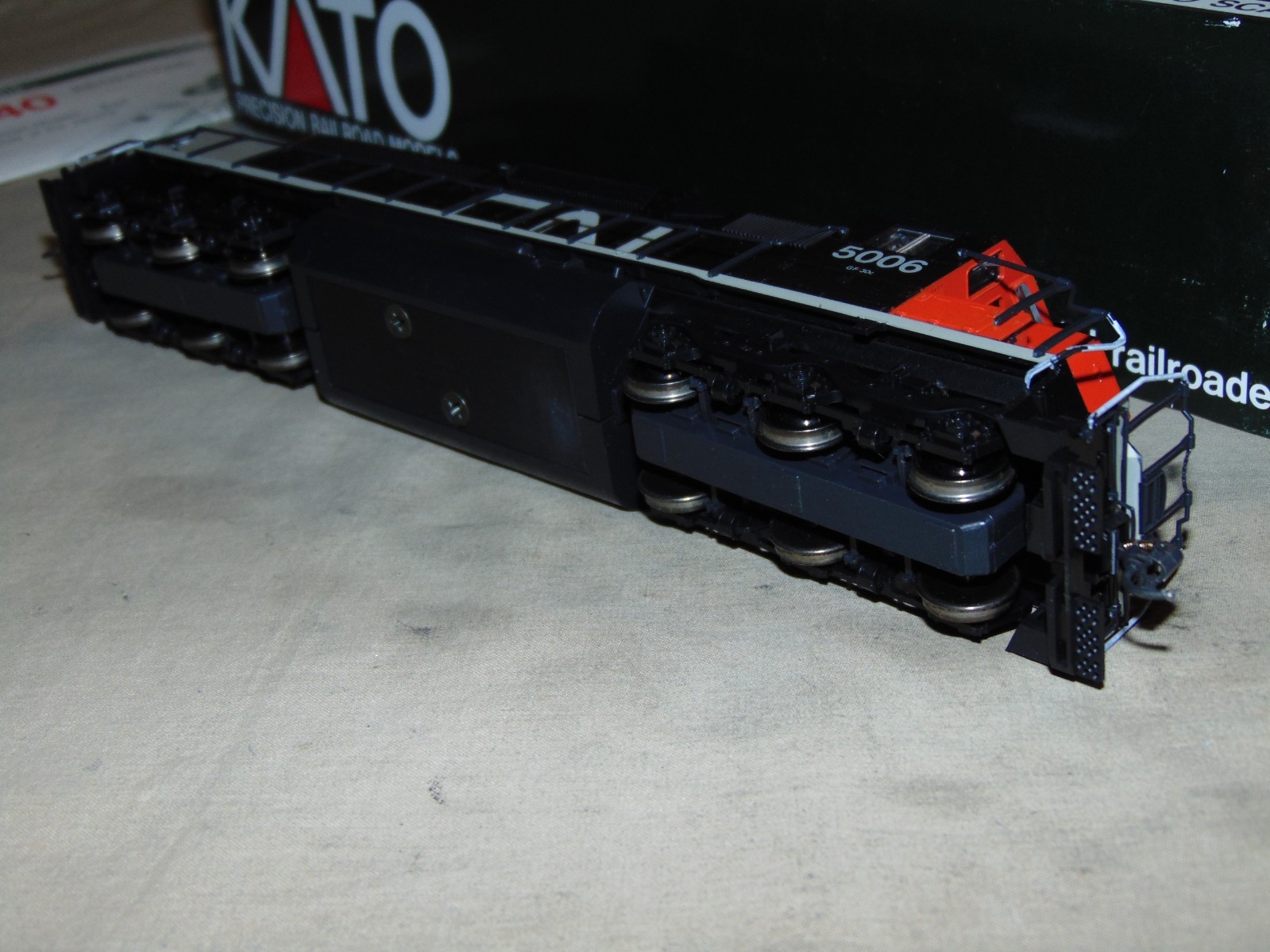 KATO HO 37-01M CANADIAN NATIONAL SD40 DIESEL WITH DCC + BOX