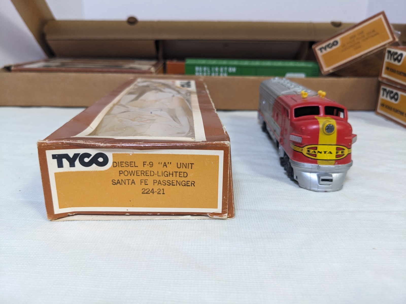 Vintage 1975 Tyco HO Scale Santa Fe Electric Train Set w brochure & price list