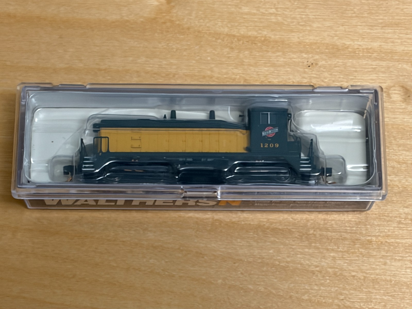Walthers N EMD SW9 CNW #1209, New in Box