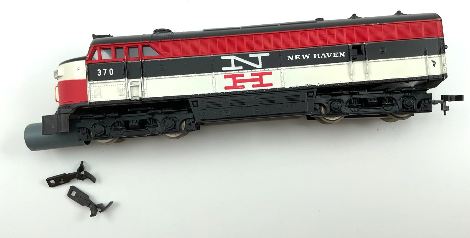 HO AHM FAIRBANKS MORSE NH NEW HAVEN DIESEL TRAIN LOCOMOTIVE WITH TWO EXTRA PARTS