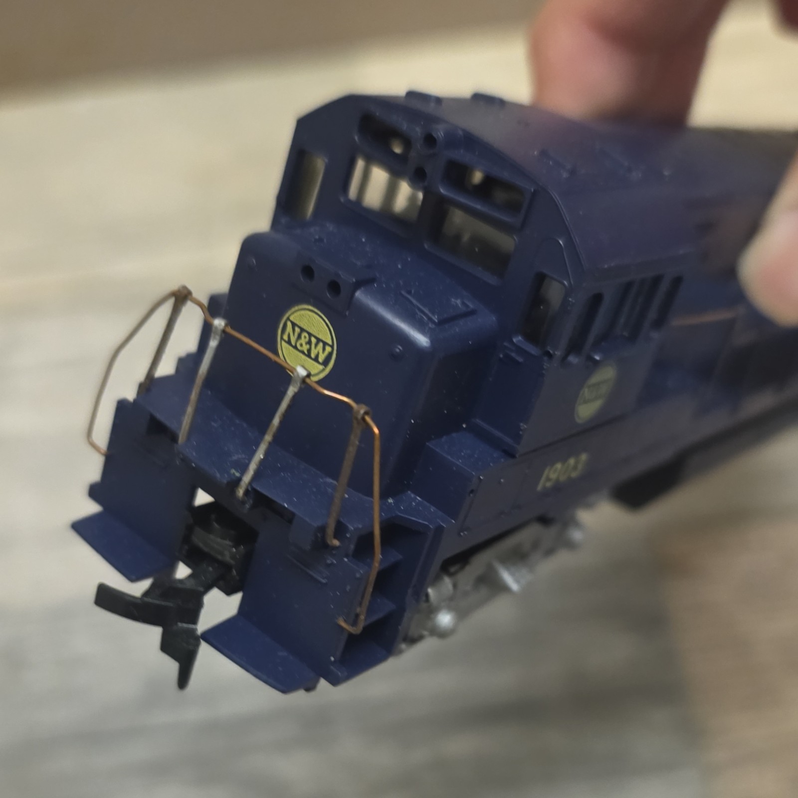 Athearn Norfolk and Western 34014 HO Diesel Locomotive DC Bo-Bo Blue Yellow