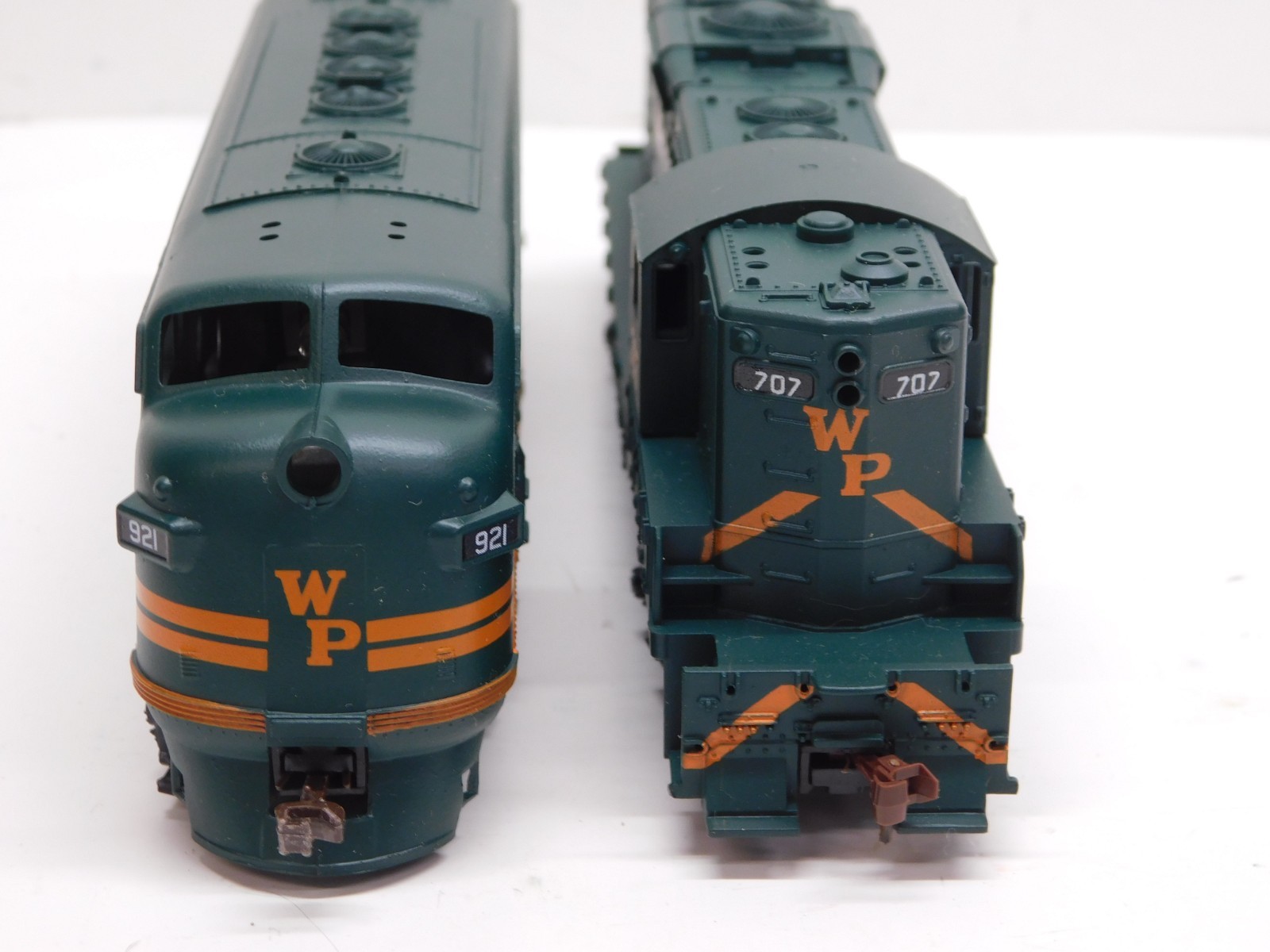 Athearn HO Western Pacific 2205 F7A/GP9 Diesel Locomotive Set-1 Powered/1 Dummy