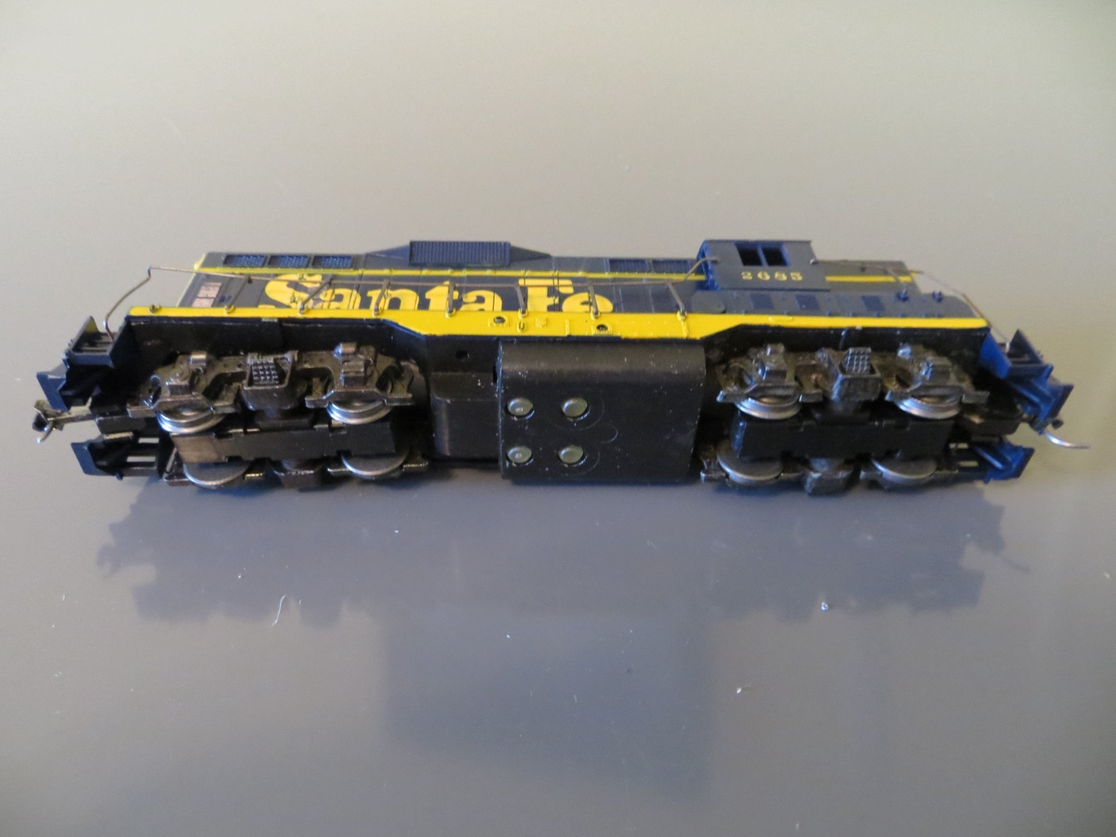 HO Life-Like Vintage Lighted Santa Fe Diesel Locomotive–Dual Flywheels-A266