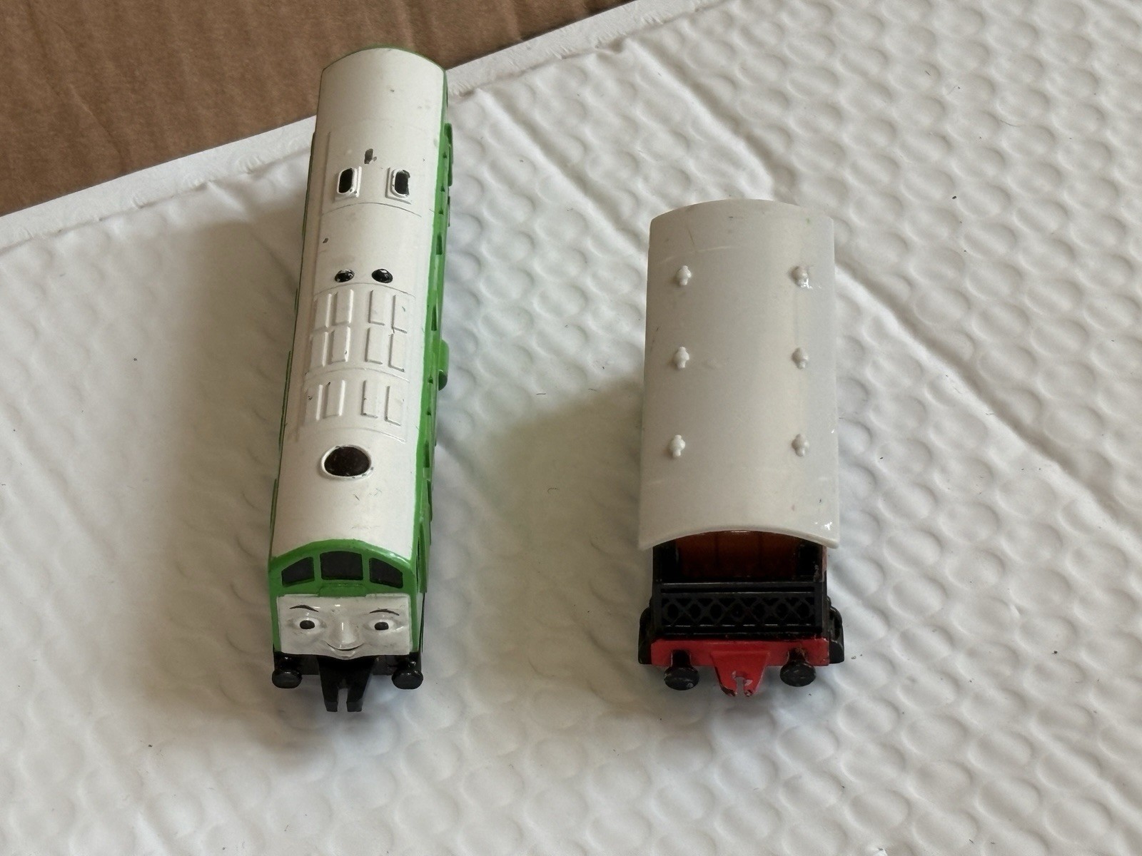 ERTL Thomas & Friends Diesel Locomotive D5702 HO Gauge with Passenger Car