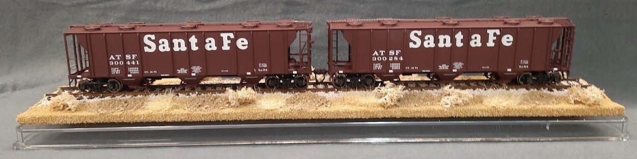HO SCALE 16″ SINGLE TRACK DISPLAY CASE- “DESERT SCENE”- FOR ANY HO TRAINS