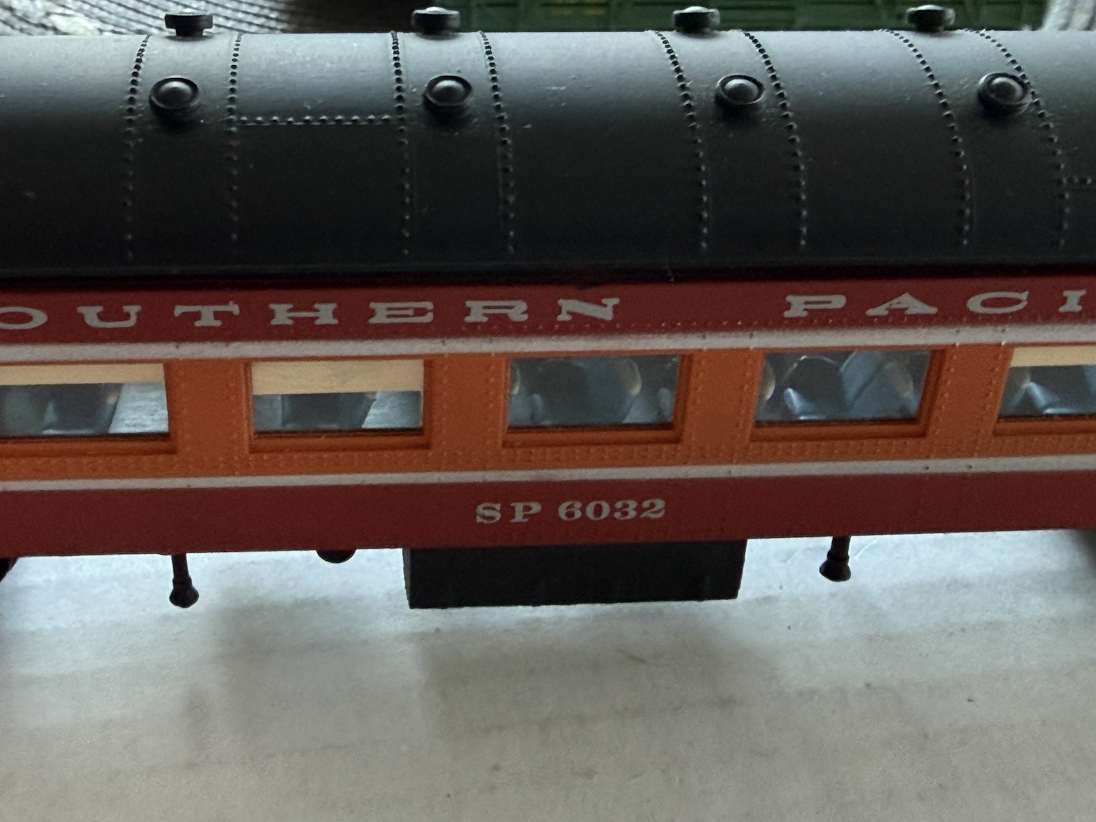 Proto 2000 HO EMD E7A diesel, SP #6000, Runs great, With 5 Passenger Cars