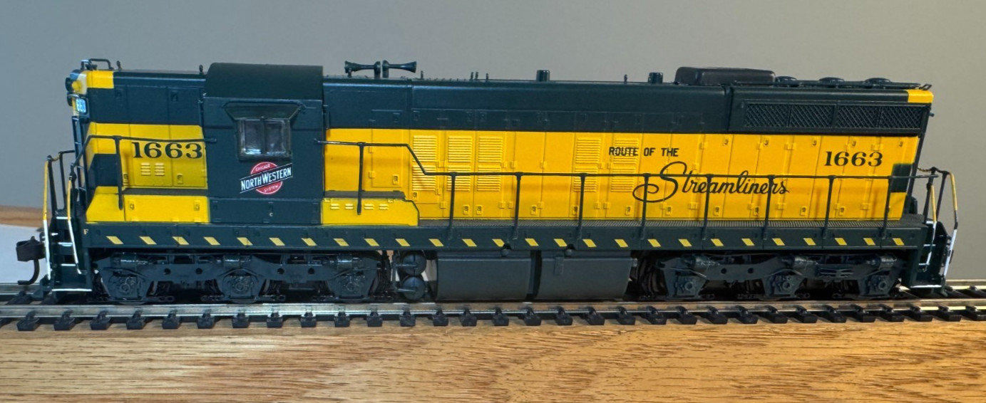 Set of 2 CNW Diesel Locomotives with DCC Control – EMD SD-7 & GE DAsh9-44CW