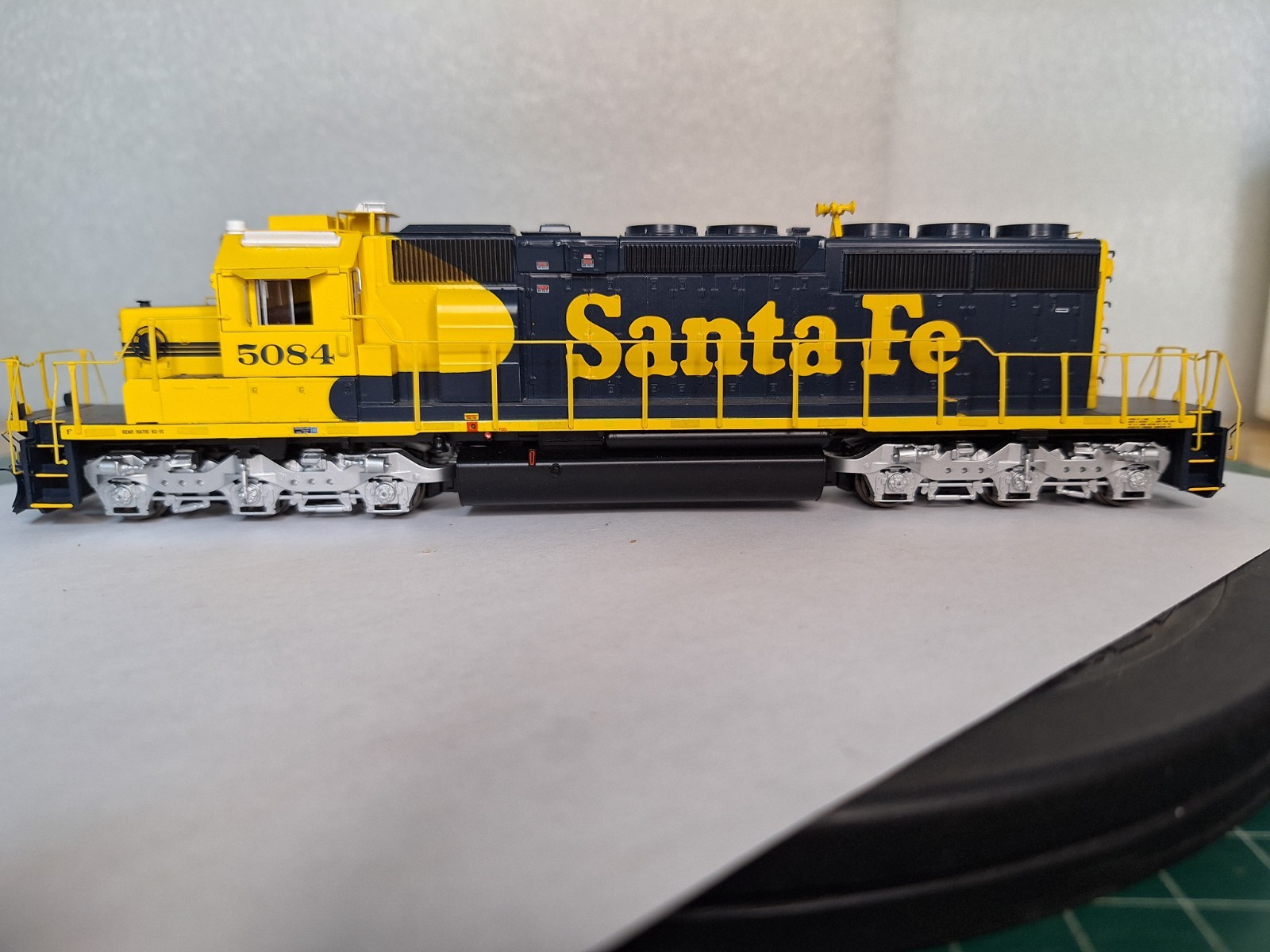 Athearn HO-Scale SD-40-2 ATSF #5084