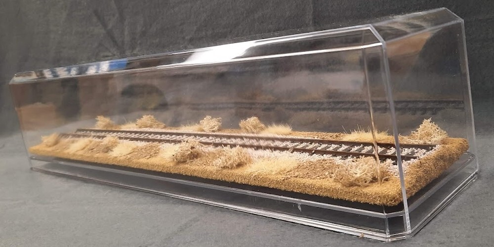 HO SCALE 16″ SINGLE TRACK DISPLAY CASE- “DESERT SCENE”- FOR ANY HO TRAINS