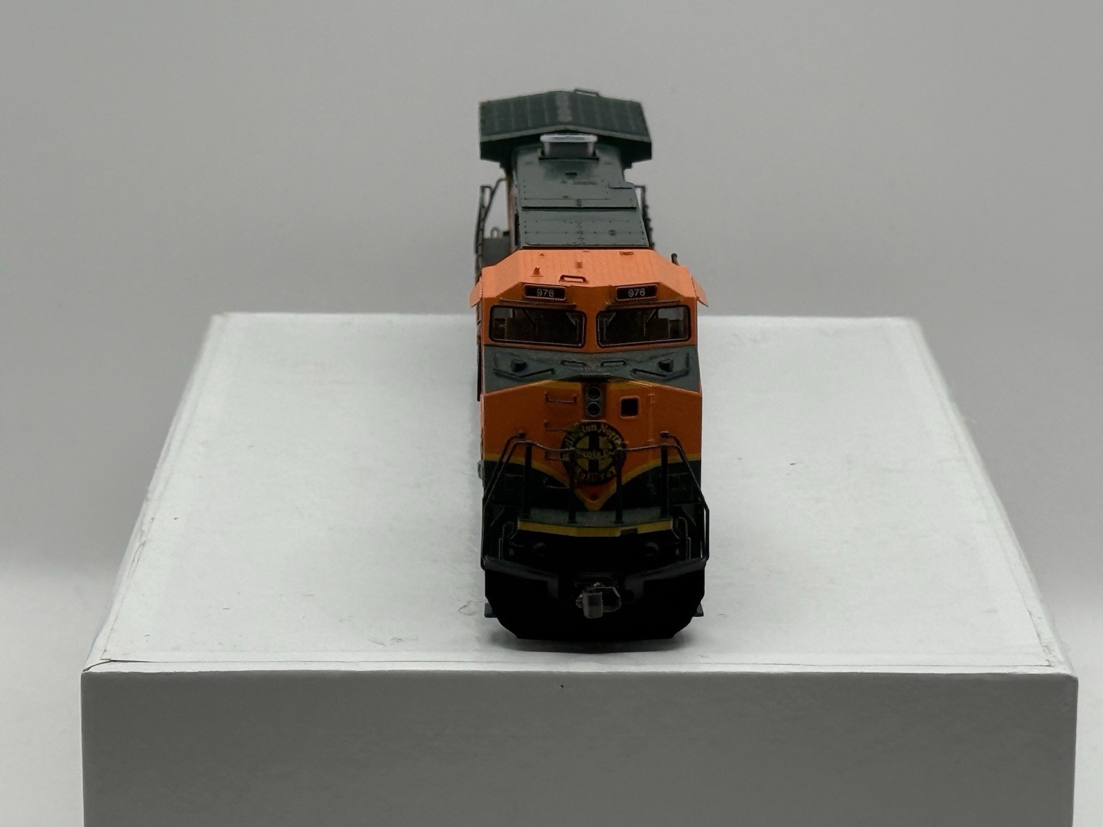 Kato HO Scale 37-1901 GE Dash 9 C44-9W BNSF #976 Locomotive w/ Box & Parts