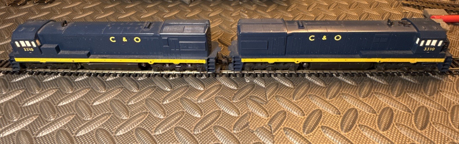 HO Scale Athearn 3461/3471 C & O – U30C Diesel SET OF 2 Powered/Unpowered