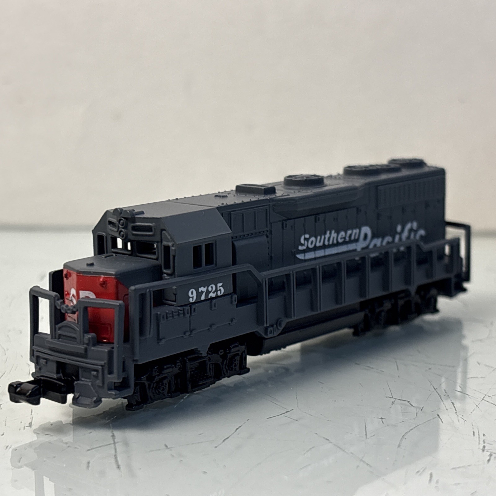 N Scale Southern Pacific 9725 Diesel Locomotive Caboose Box Railroad 3 Tracks
