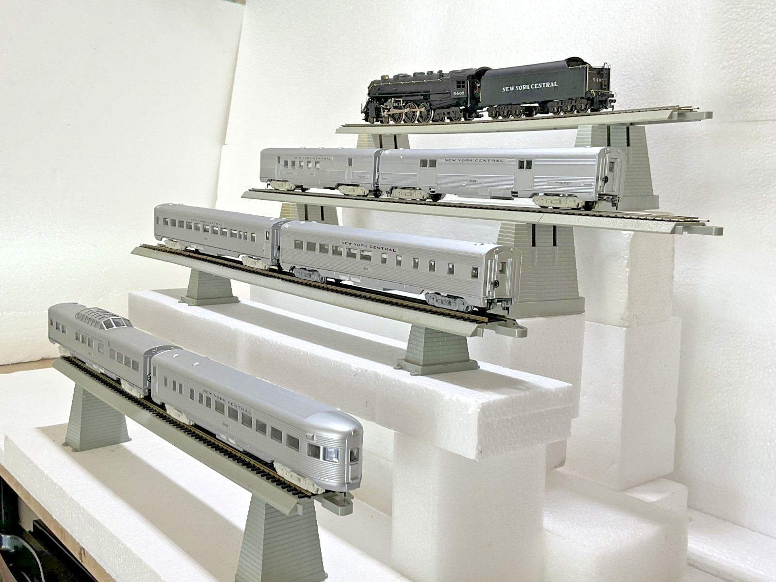 Rivarossi HO Scale NYC Hudson 4-6-4 Steam Locomotive #5405, Six Passenger Cars