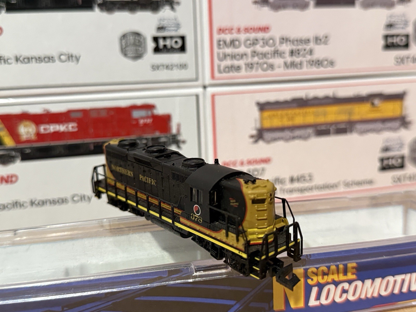 Life-Like N GP18 Diesel Northern Pacific #378 DC Analog USED
