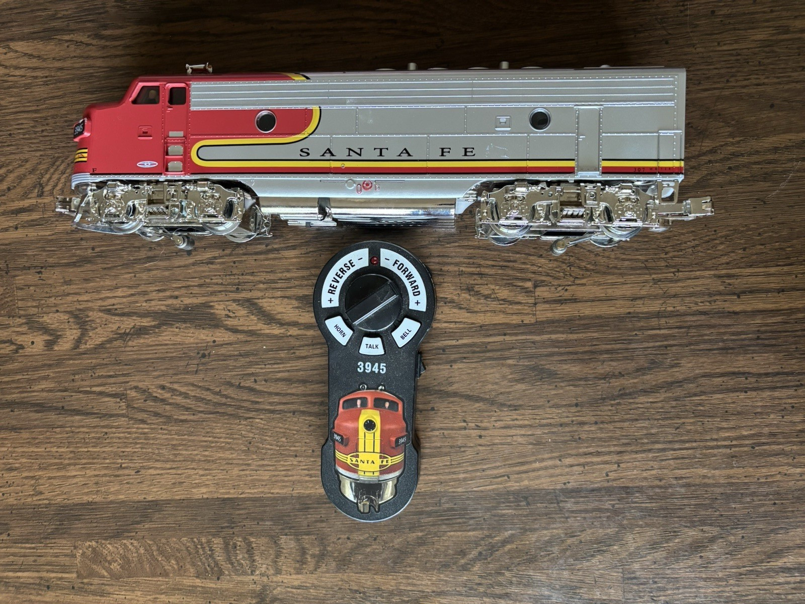 Menards F-3 Santa Fe War Bonnet #3945, Caboose & Beta 4.5 Remote – Dual Motor