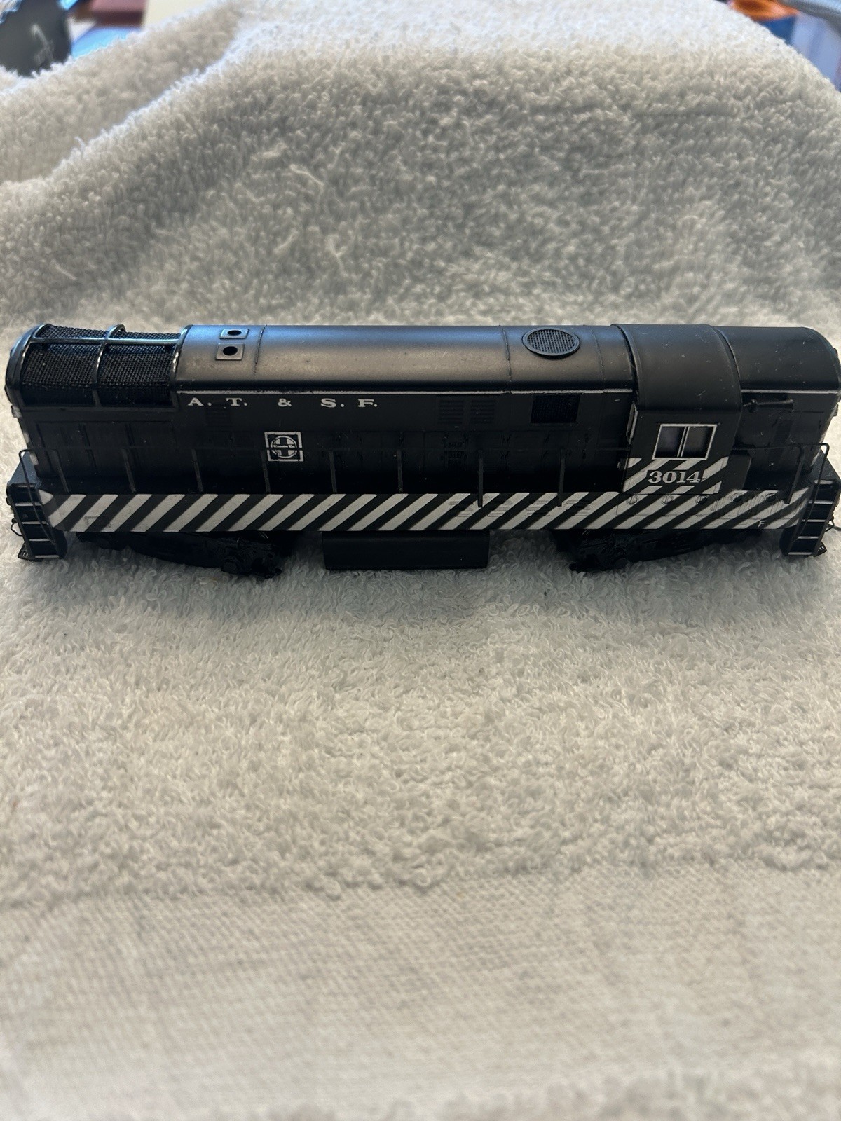 SPECTRUM HO FAIRBANKS MORSE SANTA FE H16-44 DIESEL LOCOMOTIVE #3014