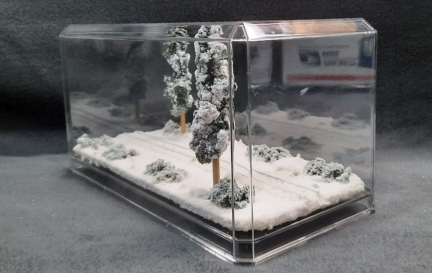 HOn3 SCALE 9″ SINGLE TRACK DISPLAY CASE – WINTER SCENE- FOR ANY HOn3 TRAIN