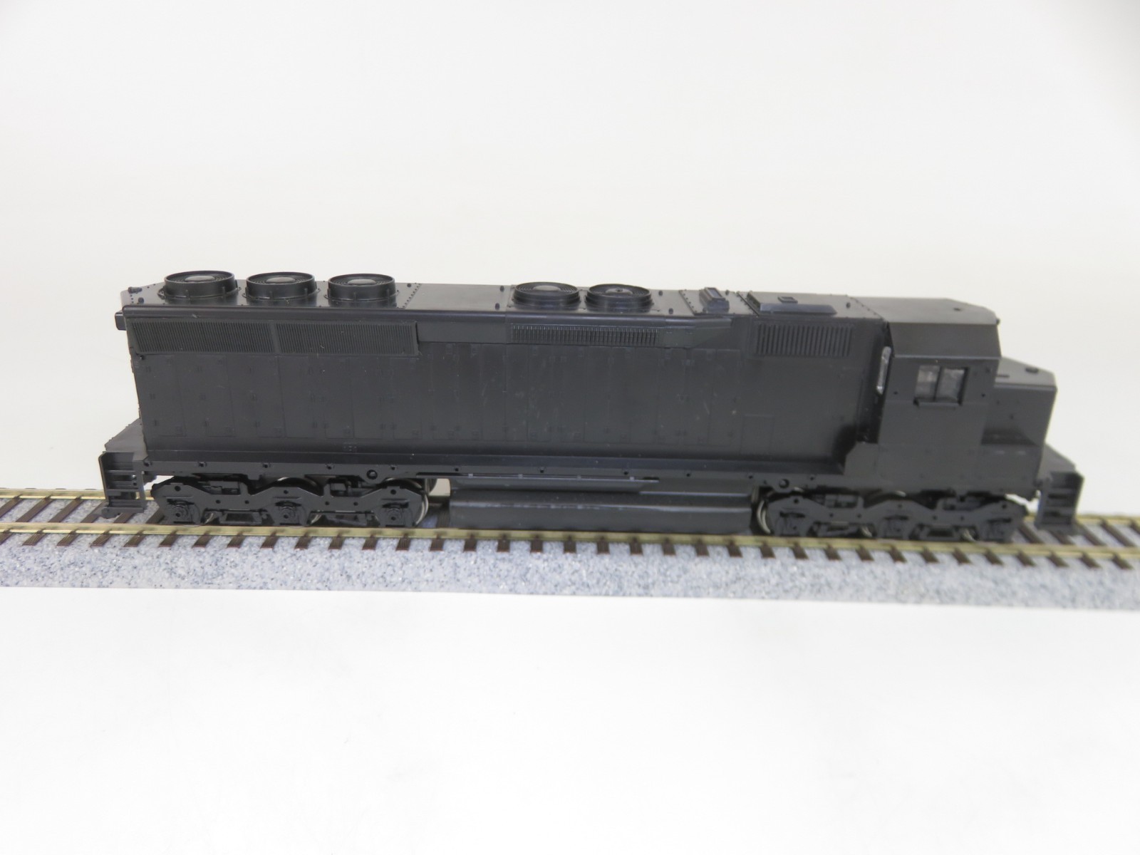 Athearn Blue Box 4160 HO Scale Undecorated EMD SD45 Diesel Locomotive