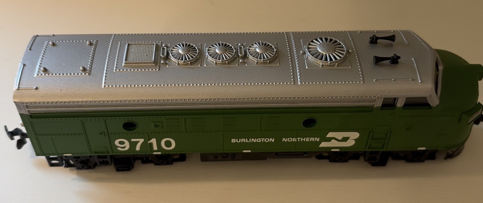 Bachmann Burlington Northern Diesel Locomotive HO 9710 Green Silver EC