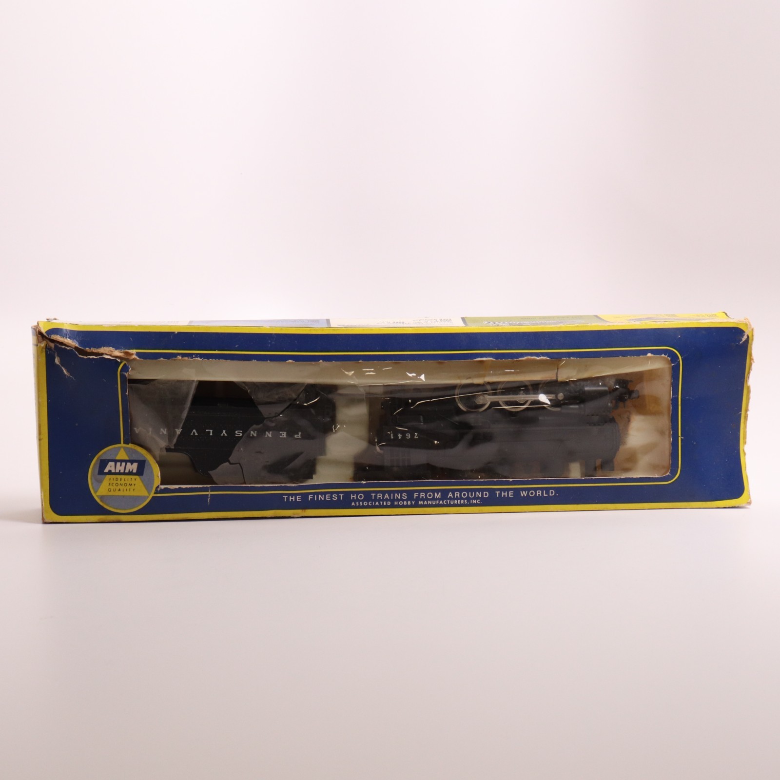 AHM HO scale Southern Pacific EMD E8/E9 Locomotive