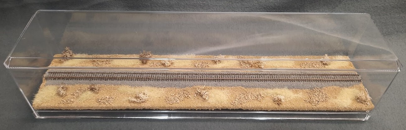 Z SCALE 16″ SINGLE-TRACK DISPLAY CASE -“DESERT SCENE” – FOR ANY Z TRAINS