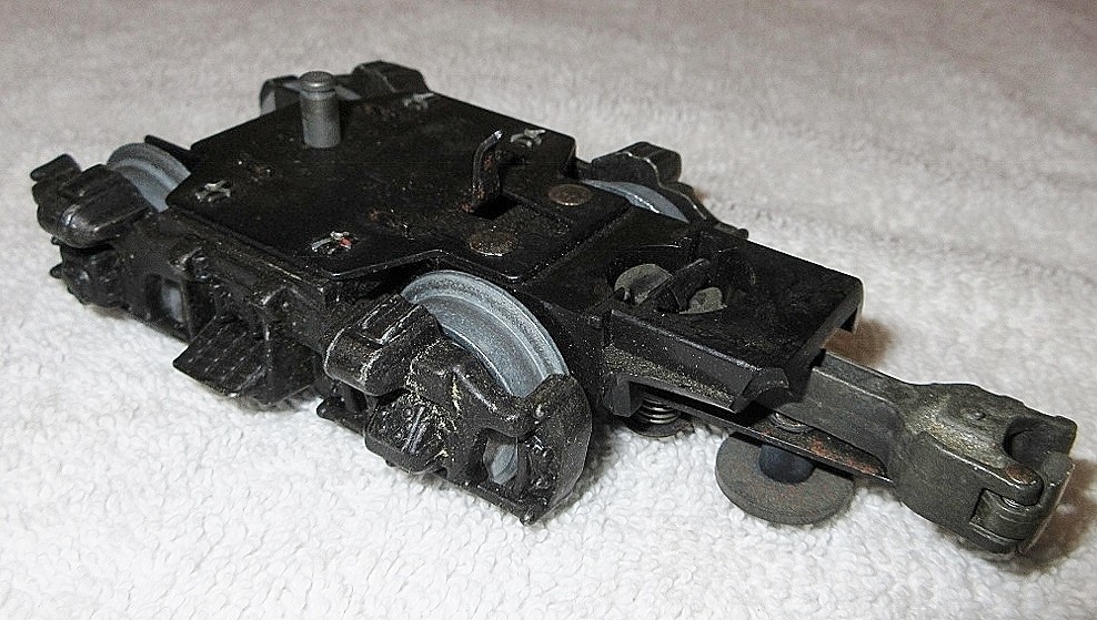 LIONEL/MPC DIESEL NON OPERATING TRUCK ,W/OPERATING COUPLER TRUCK