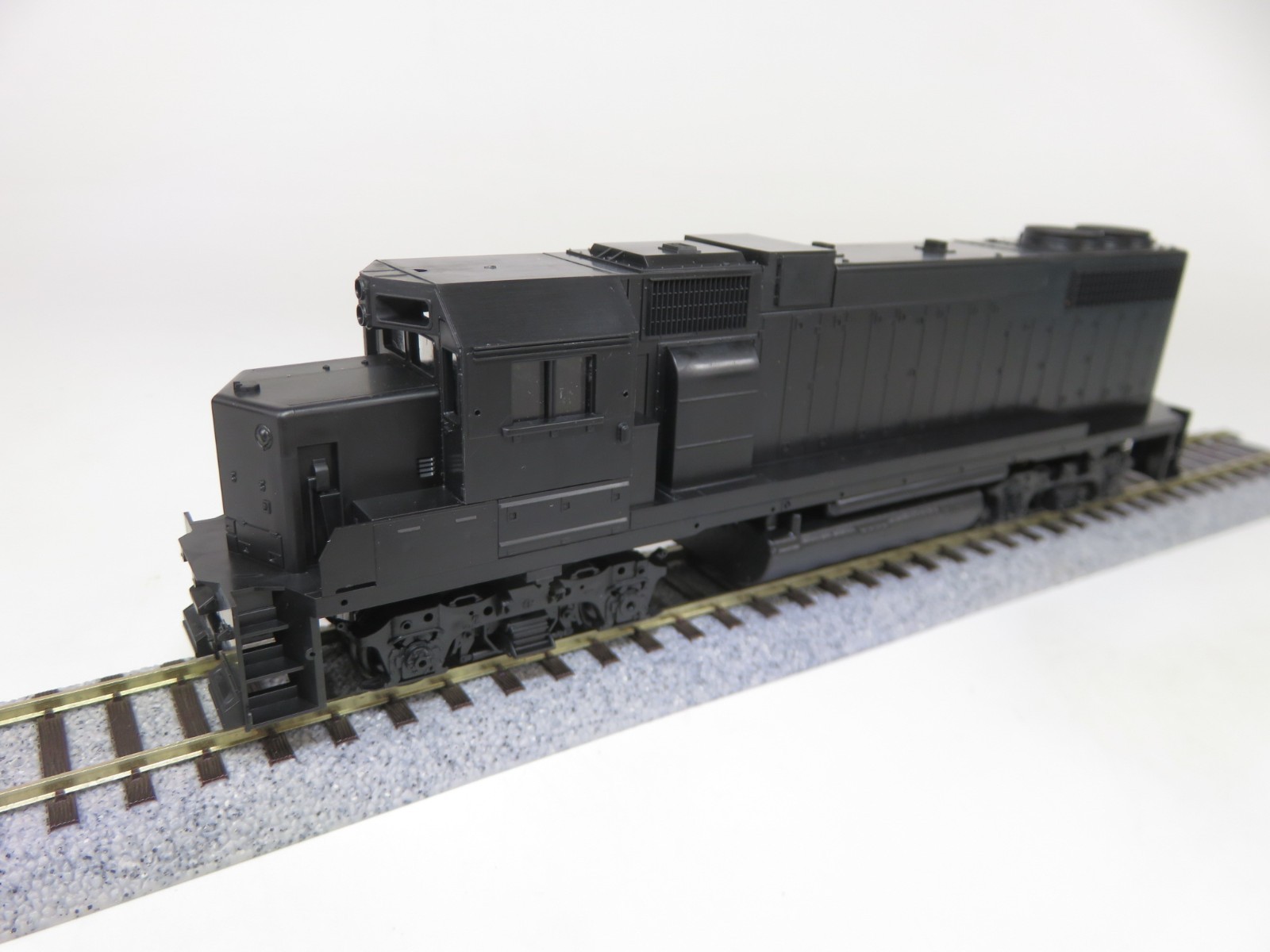 Athearn Blue Box 4662 HO Scale Undecorated EMD GP38-2 Diesel Locomotive Dummy