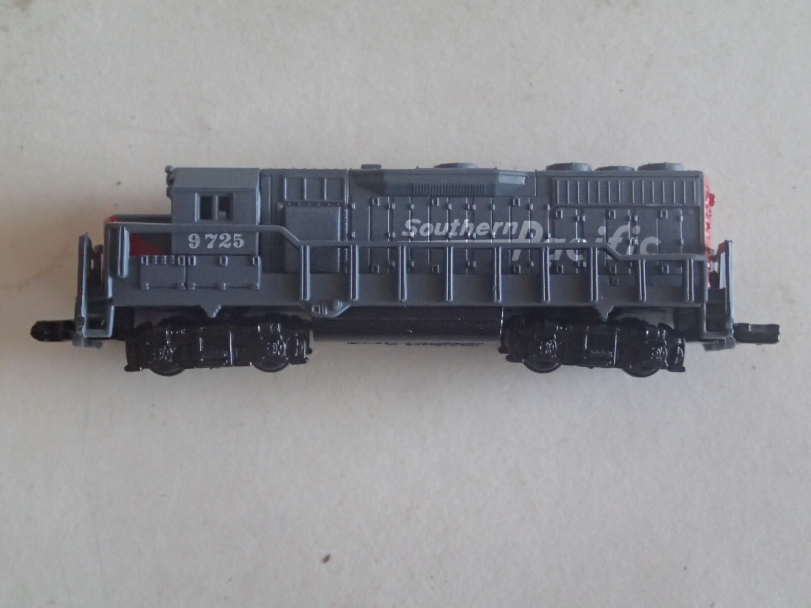 Southern Pacific Toy Train No 418 High Speed 9725, Collector Locomotive w/Tracks