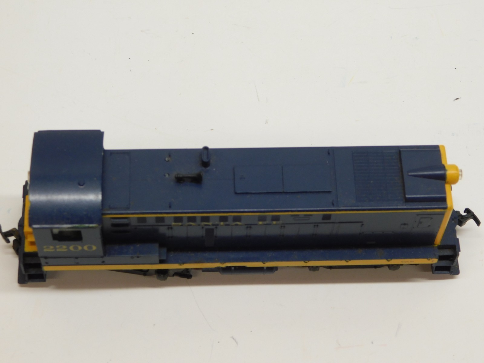 Athearn HO Blue Box Santa Fe S12 Diesel Engine #2200 – Powered Unit
