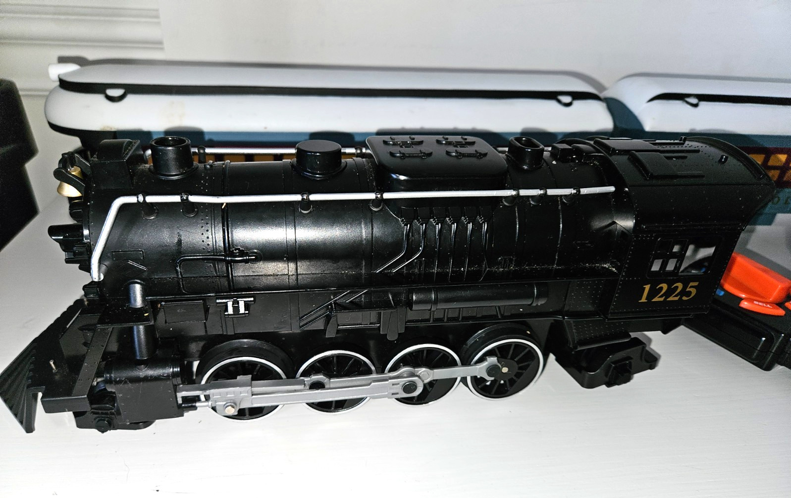 Lionel Polar Express G-Gauge Train Set 1225 Steam Locomotive Passenger Car